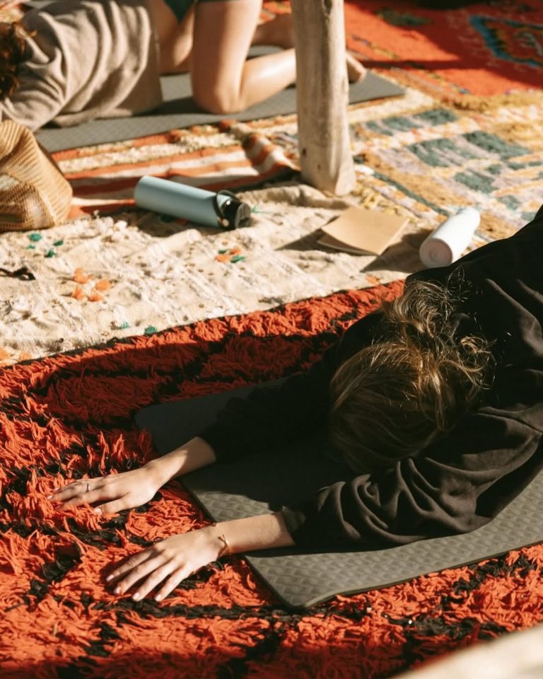 There’s nothing like a yoga session in the heart of the Agafay desert.🌵 Treat yourself to a uni (1)
