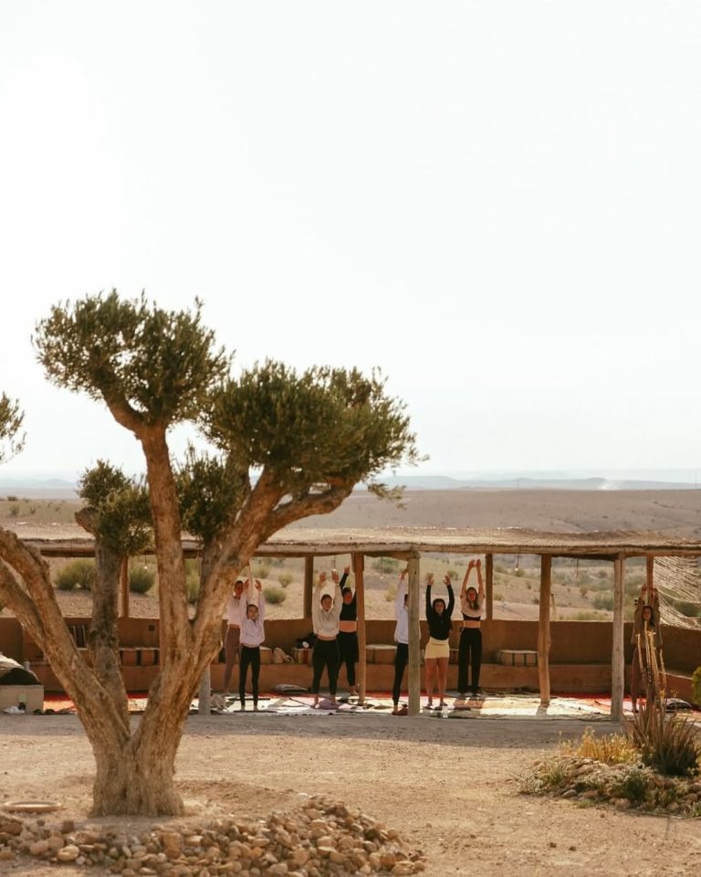 There’s nothing like a yoga session in the heart of the Agafay desert.🌵 Treat yourself to a uni