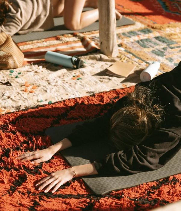 There’s nothing like a yoga session in the heart of the Agafay desert.🌵 Treat yourself to a uni (1)