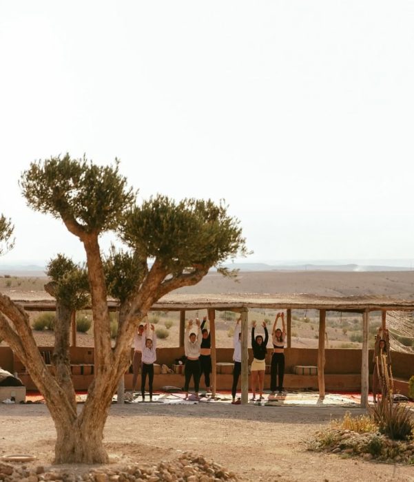 There’s nothing like a yoga session in the heart of the Agafay desert.🌵 Treat yourself to a uni